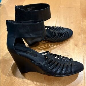 Aerosoles Heel Rest black leather wedge strappy sandals zipper 9